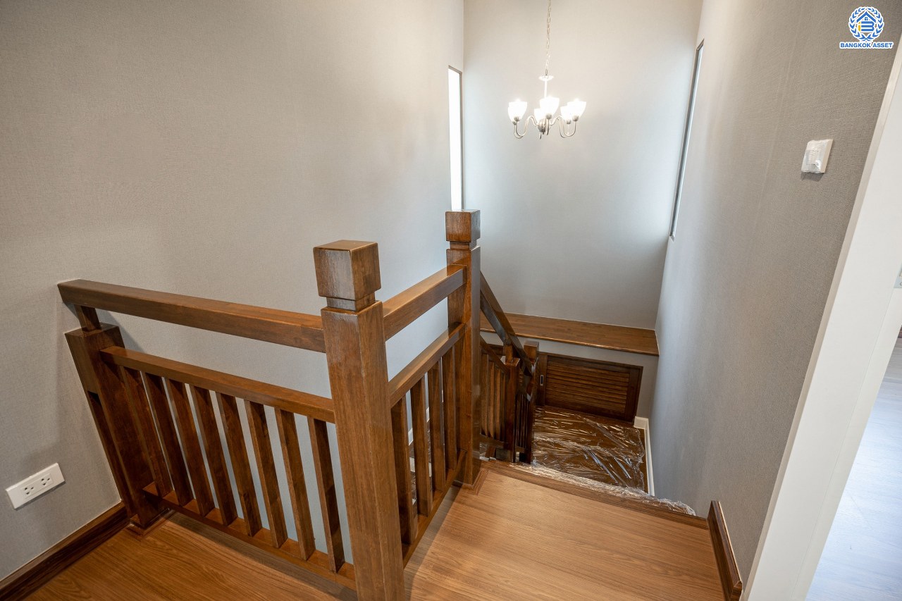 บ้านมือสองตกแต่งใหม่ ทำเลใจกลางเมือง โครงการ บุราสิริ งามวงศ์วาน-ประชาชื่น บ้านหลังใหญ่ เนื้อที่ 56.2 ตร.ว. ฟังก์ชัน 3 ห้องนอน 3 ห้องน้ำ 2 ที่จอดรถ พื้นที่ใช้สอย 183 ตร.ม. เชื่อมต่อถนนหลายสาย ใกล้เดอะมอลล์ งามวงศ์วาน และจุดขึ้นทางด่วนงามวงศ์วาน